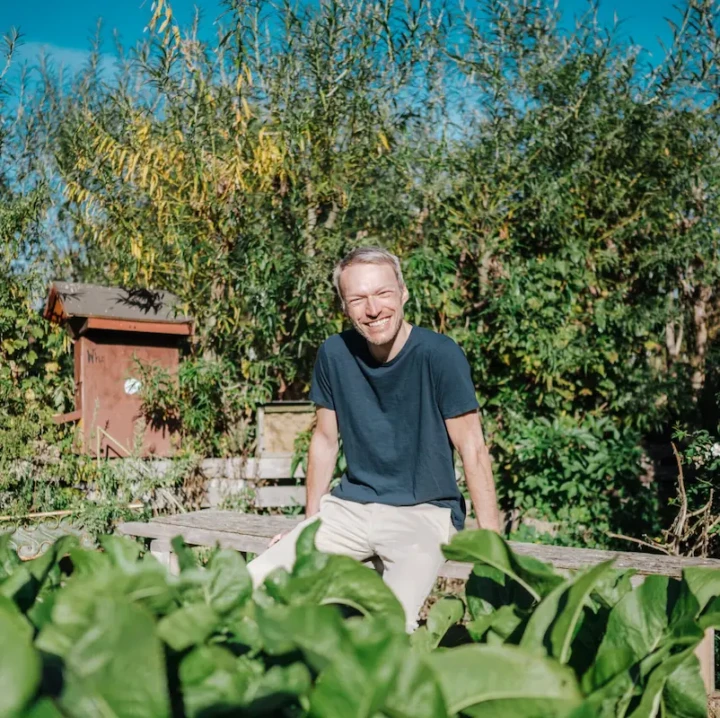 Michael Witt entspannt in seinem Garten sitzend