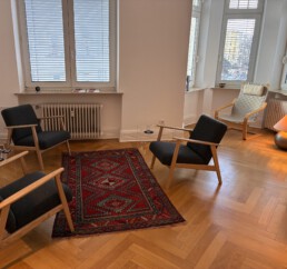 Heller und einladender Praxisraum in Berlin Schöneberg für Coaching und Therapie